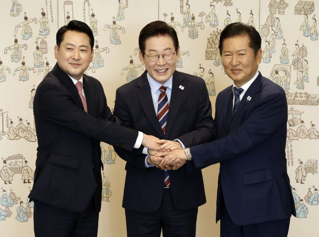 지난 8일 이재명 대통령이 용산 대통령실에서 여야 지도부 오찬 회동에 참석한 더불어민주당 정청래 대표, 국민의힘 장동혁 대표와 기념촬영을 하고 있다. 연합뉴스