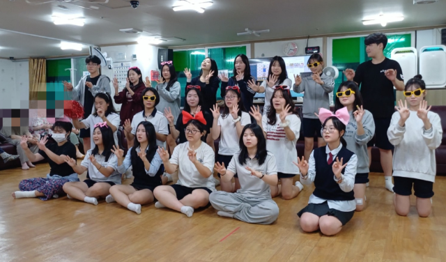 고암중학교 보건동아리 학생들이 18일 효드림노인복지센터를 방문해 어르신들 앞에서 춤과 노래공연을 하고 있다. 고암중학교 제공