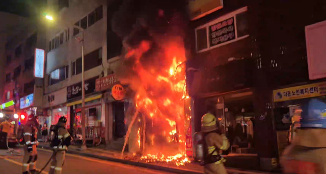 지난 17일 오후7시31분께 인천시 남동구 구월동 한 주택에서 불이 나 소방대원들이 진화에 나서고 있다. 인천소방본부 제공