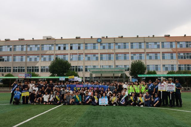 안산단원경찰서가 최근 청소년들 사이에 확산하는 청소년 도박 범죄 예방을 위한 캠페인을 관련 유관기관 등과 함께 실시했다. 단원서 제공