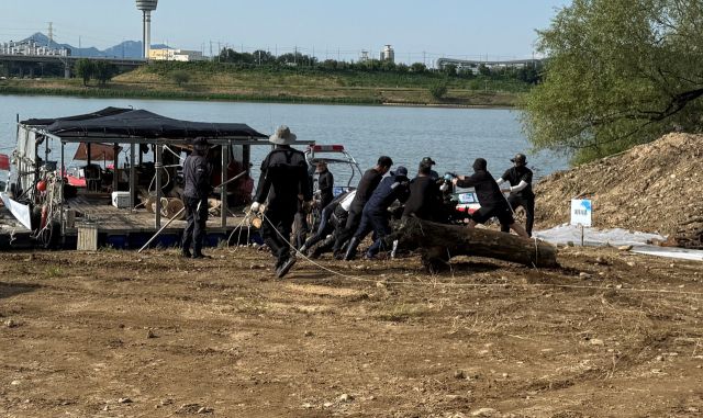 잠수부들이 한강 상수원에서 수거한 쓰레기를 끌어 올리고 있다. 한강유역환경청 제공