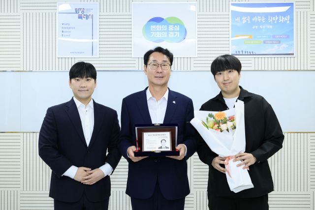 정명근 화성시장(가운데)이 2025 청년친화헌정대상 종합대상 수상후 청년들과 함께 기념촬영을 하고 있다. 화성특례시 제공