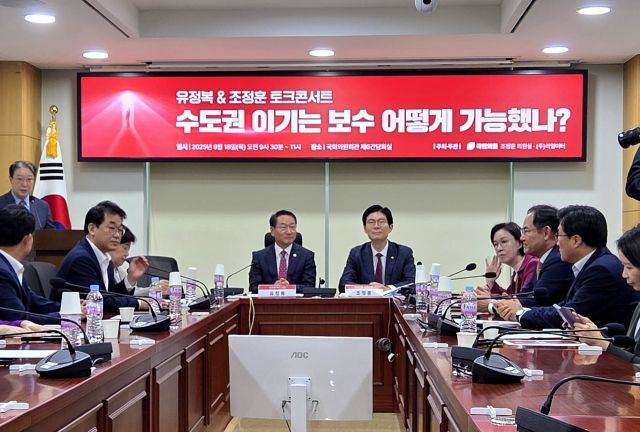 유정복 인천시장이 18일 국회의원회관 제6간담회실에서 열린 ‘수도권 이기는 보수 어떻게 가능했나?’ 토크콘서트에서 발언하고 있다. 박귀빈기자