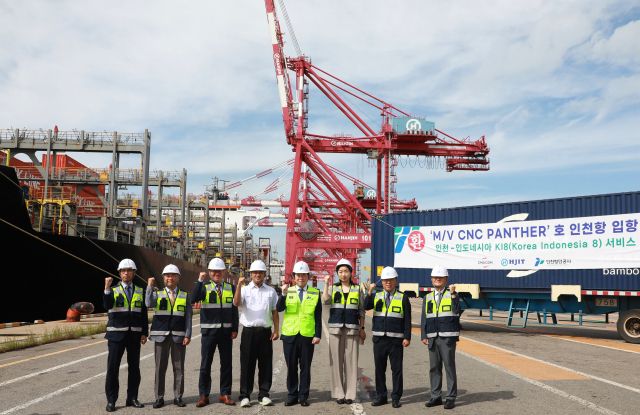 한국-인도네시아 신규 항로 입항식을 마치고 각 기관 대표들이 기념촬영을 하고 있다. IPA 제공