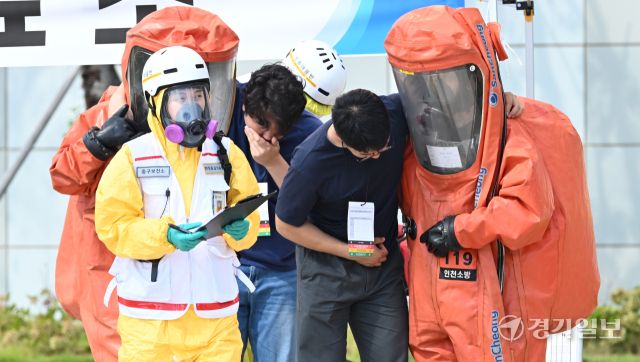 18일 인천 중구 인스파이어 리조트에서 실시된 2025 APEC(아시아태평양경제협력체) 정상회의 대비 관계기관 대테러 합동훈련에서 119 화학대응센터 구조대원들이 화학테러공격을 받은 부상자를 이송하고 있다.