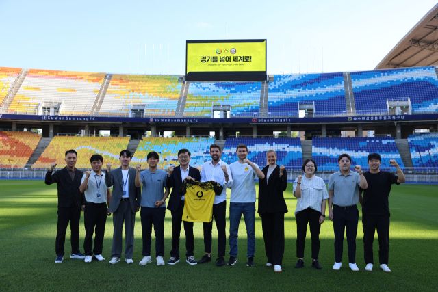 18일 수원월드컵경기장관리재단과 도르트문트 아카데미 관계자들이 함께 기념 촬영을 하고 있다. 재단 제공