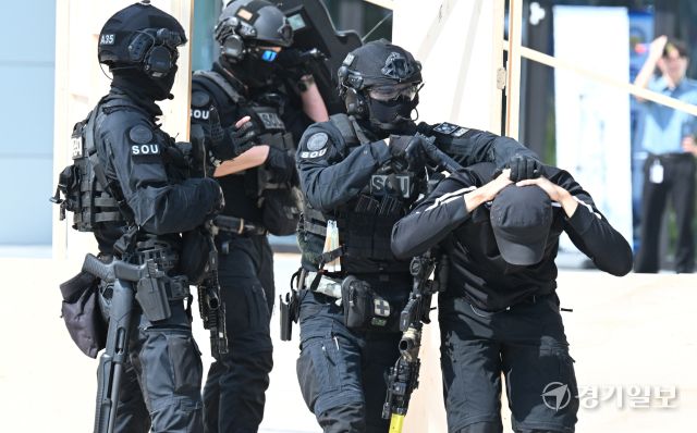 18일 인천 중구 인스파이어 리조트에서 실시된 2025 APEC(아시아태평양경제협력체) 정상회의 대비 관계기관 대테러 합동훈련에서 경찰특공대가 건물을 점거한 테러범을 제압하고 있다.