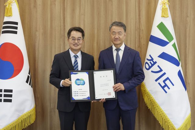 18일 김동연 경기도지사가 박능후 도정자문위원회 신임 위원장에게 위촉장을 수여하고 있다. 경기도 제공