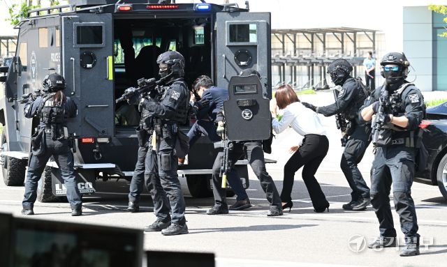 18일 인천 중구 인스파이어 리조트에서 실시된 2025 APEC(아시아태평양경제협력체) 정상회의 대비 관계기관 대테러 합동훈련에서 경찰특공대가 폭발물 공격을 받은 VIP를 구출하고 있다.