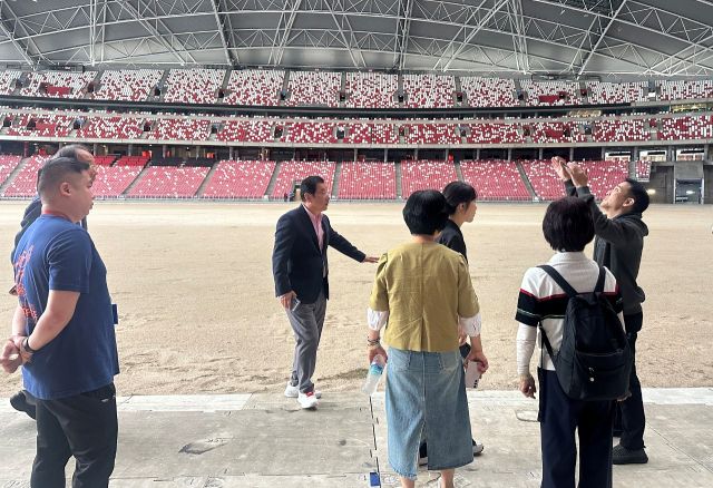 싱가포르 벤치마킹 중 대형 공연장을 둘러보고 있는 이현재 하남시장 등 싱가포르 방문단. 하남시 제공