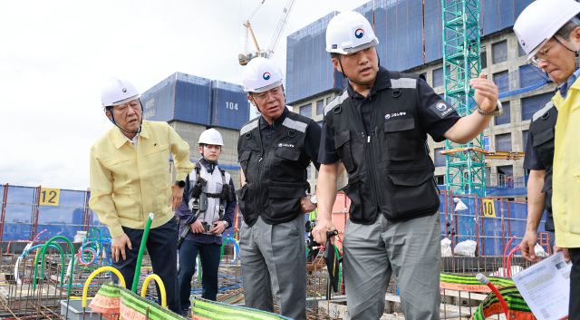 김영훈 고용노동부 장관과 김윤덕 국토교통부 장관이 18일 서울 용산구 소재 청년주택 신축 공사 현장을 찾아 불법하도급 합동 점검을 실시하고 있는 모습. 노동부 제공