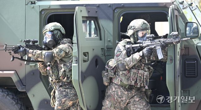 18일 인천 중구 인스파이어 리조트에서 실시된 2025 APEC(아시아태평양경제협력체) 정상회의 대비 관계기관 대테러 합동훈련에서 17사단 장병들이 경계를 하고 있다.