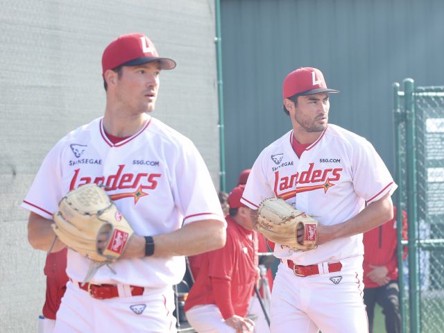 프로야구 SSG 랜더스가 두산 베어스와 주말 시리즈 3연전을 치르는 가운데, ‘외국인 원투펀치’ 앤더슨(왼쪽)과 화이트가 선발 투수로 나설 전망이다. SSG 제공