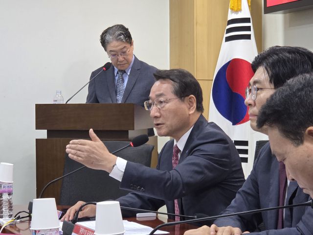 유정복 인천시장이 18일 국회의원회관 제6간담회실에서 열린 ‘수도권 이기는 보수 어떻게 가능했나?’ 토크콘서트에서 발언하고 있다. 박귀빈기자