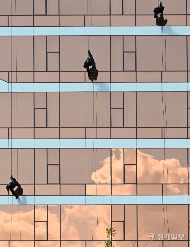 18일 인천 중구 인스파이어 리조트에서 실시된 2025 APEC(아시아태평양경제협력체) 정상회의 대비 관계기관 대테러 합동훈련에서 경찰특공대가 테러범이 점거한 리조트로 레펠로 진입하고 있다.