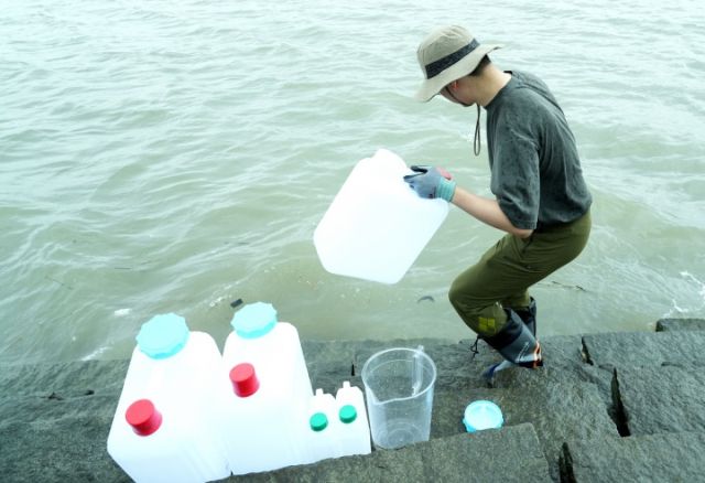 최근 인천 강화군 해안 일대에서 한국원자력안전기술원 전문가가 시료를 채취하고 있다. 원자력안전위원회 제공