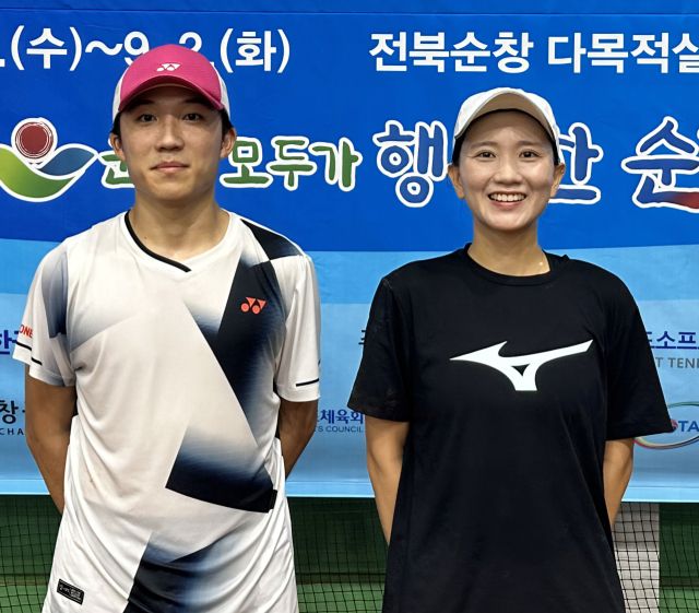 2025년 순창 한국실업소프트테니스 추계연맹전서 혼합복식 우승을 거둔 황보민(오른쪽)과 배이수가 기념촬영을 하고 있다. 화성시청 제공