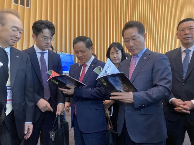 유정복 인천시장과(오른쪽) 다이빙 주한중국대사가 함께 인천지창을 보며 관심을 보이며 대화하고 있다. 인천시 제공