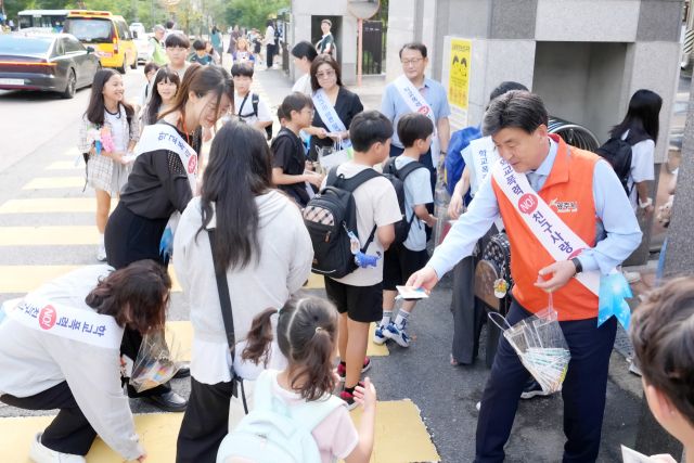 방세환 광주시장이 태성초등학교 앞에서 등교하는 학생들을 대상으로 학교폭력 예방의 중요성을 알리는 캠페인을 펼치고 있다(광주시제공)