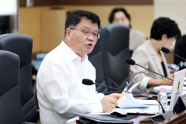 2일 열린 제303회 임시회 행정안전위원회에서 신동섭 인천시의원(국민의힘·남동4)이 인천시 출자·출연기관의 장의 임기에 관한 조례안을 발의하고 있다. 인천시의회 제공