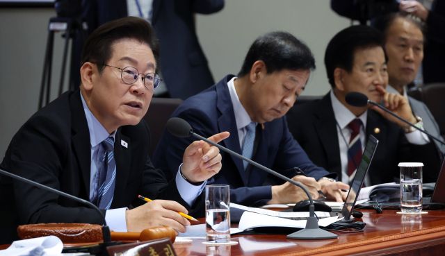 이재명 대통령이 2일 용산 대통령실에서 국무회의를 주재하고 있다. 연합뉴스