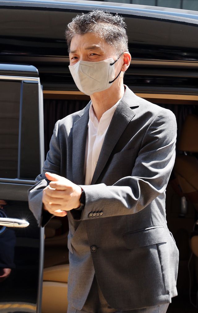 SM엔터테인먼트 시세조종 공모 의혹을 받는 카카오 창업자 김범수 경영쇄신위원장이 29일 오후 서울 양천구 서울남부지법에서 열린 1심 결심공판에 출석하고 있다. 연합뉴스