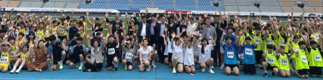 2일 수원종합운동장서 열린 ‘제36회 수원시육상연맹 회장배 겸 제48회 수원시교육지원청 초·중학교 학년별 육상대회’ 개회식에서 참가 선수 및 관계자들이 기념촬영을 하고 있다. 수원시육상연맹 제공