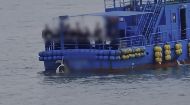 장사가 금지된 인천항 인근 해역에서 장례행위하는 모습. 인천해경제공