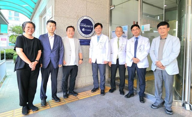 지난해 8월 28일 부천세종병원 정문에서 지역책임의료기관 현판 제막식을 마치고 참석자들이 기념 촬영하고 있다. (왼쪽부터)이희영 경기도 공공보건의료지원단장, 김인재 부천시보건소장, 우상훈 부천시의사회장, 혜원의료재단 세종병원 박진식 이사장, 이명묵 부천세종병원장, 이창하 부천세종병원 공공의료본부장, 남상요 인천세종병원 공공의료사업본부 이사. 부천세종병원