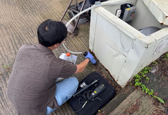 한강유역환경청 측정분석과 직원이 구리에 위치한 지하수 측정망 지점에서 시료를 채취하고 있다. 한강유역환경청 제공
