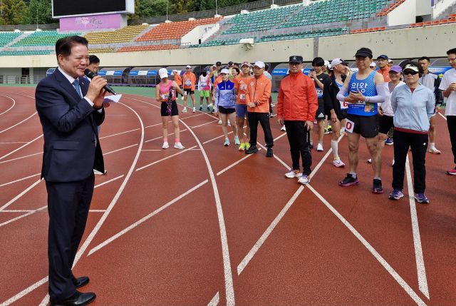 최대호 안양시장이 제24회 안양시장배 육상경기대회애서 인사말을 하고 있다. 최원재기자