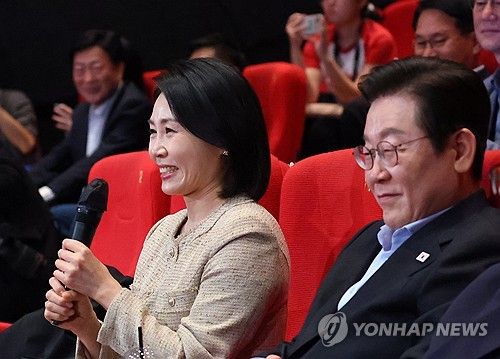이재명 대통령과 부산을 방문한 김혜경 여사가 20일 해운대구 영화의전당에서 열린 부산국제영화제 공식상영작 '극장의 시간들' 관객과의 대화에서 감독과 배우에게 질문하고 있다. 연합뉴스