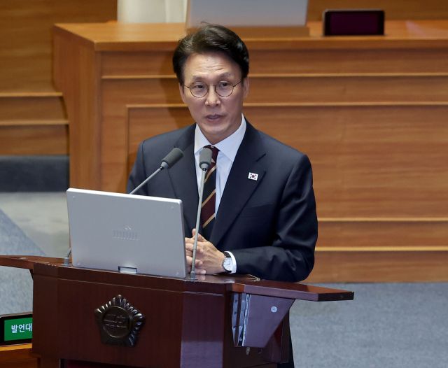 김민석 국무총리가 지난 15일 국회 본회의장에서 열린 대정부 질문에 참석해 민주당 박성준 의원의 질문에 답하고 있다. 연합뉴스