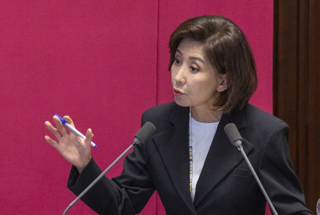 국민의힘 나경원 의원이 지난 18일 국회 본회의장에서 열린 교육·사회·문화 분야 대정부질문에서 김민석 국무총리에게 질문하고 있다. 연합뉴스
