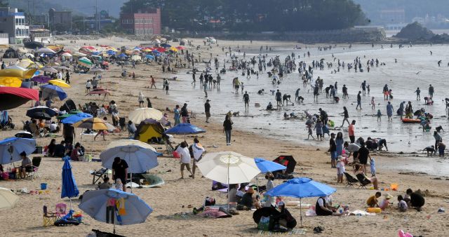안산시 대부도 해수욕장을 찾은 피서객들. 경기일보DB