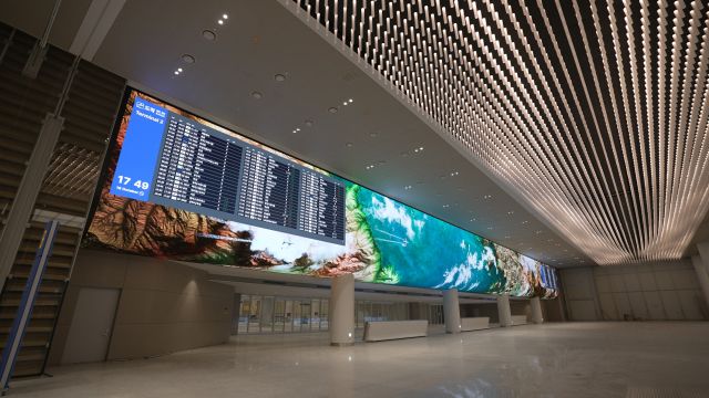 인천공항 제2여객터미널에 설치한 비행정보 디스플레이 시스템. 공항공사 제공