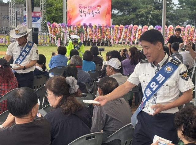 이천경찰서가 장호원 햇사레복숭아 축제장에서 관람객들을 대상으로 5대 반칙운전 근절 캠페인을 펼치고 있다. 이천경찰서 제공.