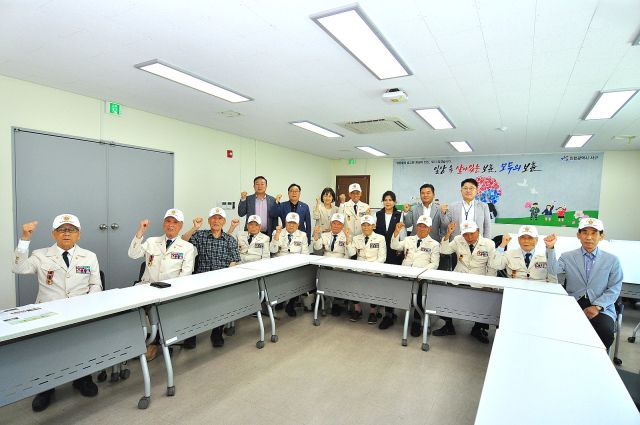 인천 서구의회 기획행정위원회 위원들과 6.25참전유공자회 회원들이 지난 18일 보훈회관에서 열린 간담회에서 기념촬영을 하고 있다. 구의회 제공