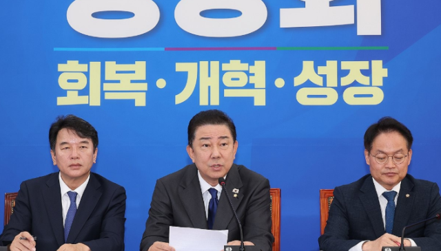 더불어민주당 김병기 원내대표가 21일 서울 여의도 국회에서 취임 100일 기자간담회를 하고 있다. 연합뉴스