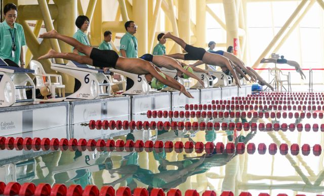 지난 20일 이천스포츠센터에서 개막한 ‘제19회 이천시장배 겸 이천시수영연맹회장배 전국 마스터즈 수영대회’가 이틀간 열전을 치른 가운데, 초등부 선수들이 힘차게 출발하고 있다. 윤원규 기자