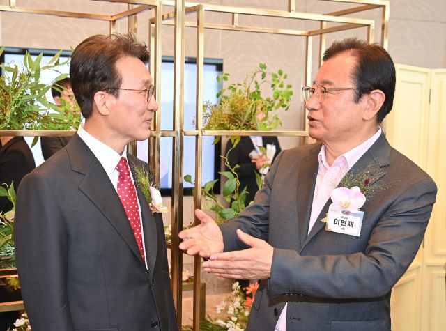 ‘아이키우기 좋은 도시 어워즈’에서 대상을 수상한 하남시(김민석 국무총리와 이현재 하남시장). 하남시 제공