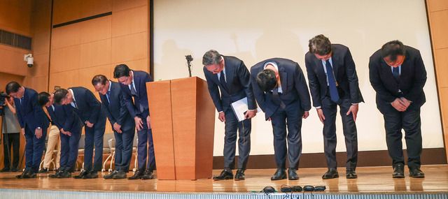 조좌진 롯데카드 대표이사 등 관계자들이 18일 서울 중구 부영태평빌딩에서 해킹 사고로 인한 고객 정보 유출사태에 대해 사과를 하고 있다. 연합뉴스