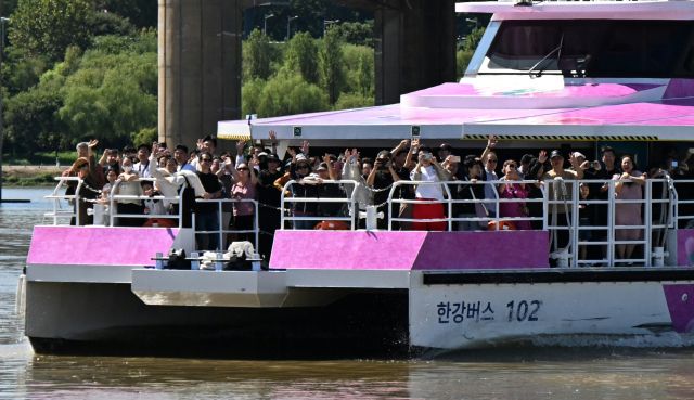 승객이 가득찬 한강버스 남산서울타워호(102호)에서 승객들이 갑판에 나와 손을 흔들고 있다. 서울시 제공