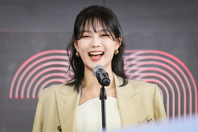 지난 19일 부산 해운대구 우동 영화의전당에서 열린 제30회 부산국제영화제 '친애하는X' 야외무대인사에서 관객들에게 인사하고 있는 김유정. 연합뉴스