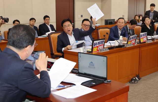 22일 서울 여의도 국회에서 열린 행정안전위원회 전체회의에서 국민의힘 서범수 야당 간사를 비롯한 의원들이 신정훈 위원장에게 정부조직법 일부개정안 의결을 앞두고 토론 종결에 대한 항의를 하고 있다. 연합뉴스