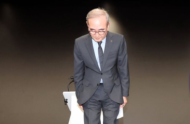 ▲김영섭 KT 사장이 11일 서울 종로구 KT 광화문빌딩 웨스트 사옥에서 소액결제 피해와 관련해 고개 숙여 사과하고 있다. 연합뉴스