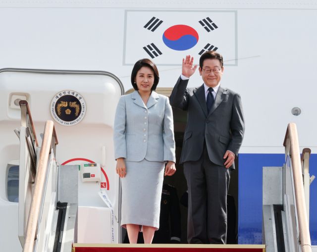 유엔총회 참석차 출국하는 이재명 대통령과 김혜경 여사가 22일 성남 서울공항 공군 1호기에서 인사하고 있다. 연합뉴스