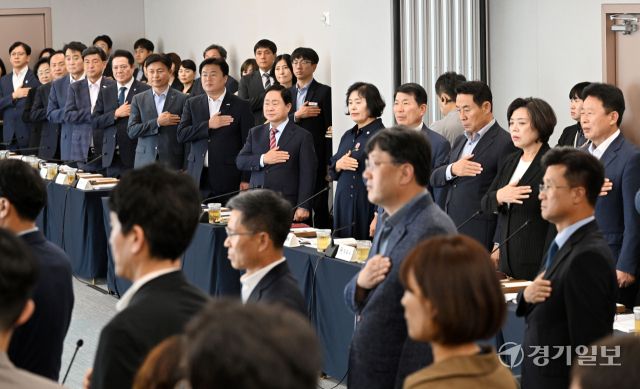 22일 시흥시 거북섬 웨이브엠호텔에서 열린 ‘경기도시장군수협의회 제9차 정기회의’에서 주광덕 협의회장(남양주 시장) 및 민선8기 지자체장 등이 국기에 경례하고 있다. 이날 협의회는 지난 16일 발생한 정명근 화성특례시장 폭행을 규탄하는 성명서를 발표했다. 김시범기자