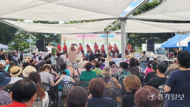 20일 지영체육공원에서 열린 ‘제1회 고봉동 어울림 한마당’ 축제에서 축하공연이 펼쳐지고 있다. 신진욱기자