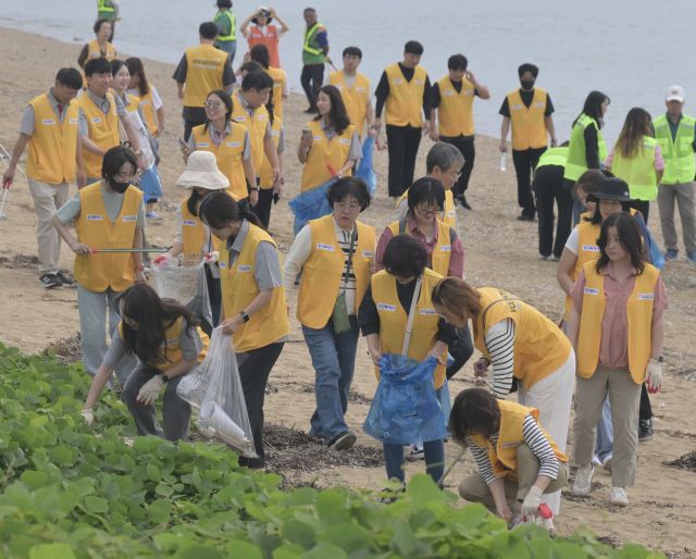 추석 연휴와 APEC 정상회의를 앞두고 정부가 추진하는 ‘대한민국 새단장 주간’이 22일 화성특례시 궁평항에서 개막식과 함께 시작됐다. 개막식에는 주민과 단체들이 참여해 해안가 쓰레기를 수거하며 전국 캠페인의 출발을 알렸다. 경기도는 이번 주간 동안 연안·시장·주거지 등 취약 구역 정비에 나설 계획이다. 사진은 이날 화성특례시 궁평항에서 열린 ‘대한민국 새단장 주간’ 개막 행사에 참여한 자원봉사자들이 해안가 쓰레기를 수거하는 모습.조주현기자